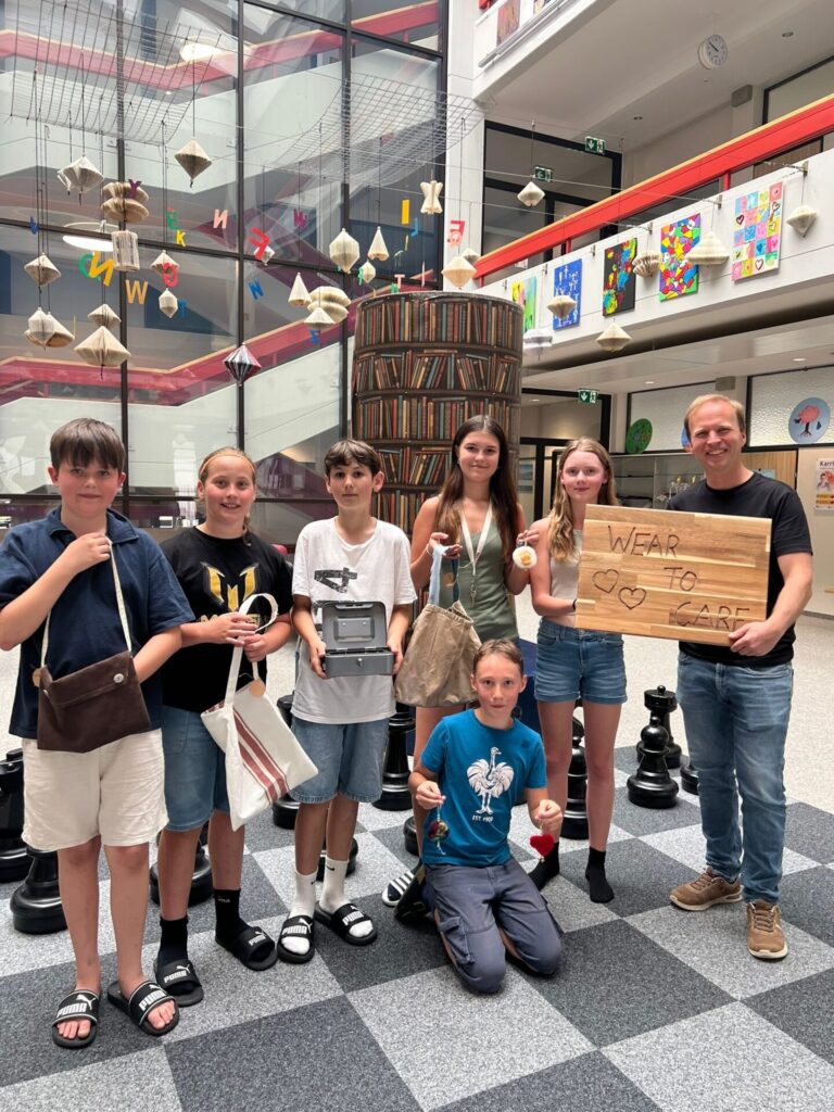 Die "Wear to care" Gruppe auf dem Bild von links nach rechts: Paul Wimmer, Elias Langgartner, Tobias Bachmaier, Sophie Pfaffinger, Laura Netzthaler, Dominik Steinbichler und kniend Maximilian Meindl. Nicht am Foto: Simone Meislinger.