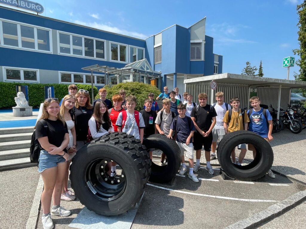 Schüler:innen bei einer Betriebsbesichtigung von Kraiburg Austria (Gruppenfoto 2)