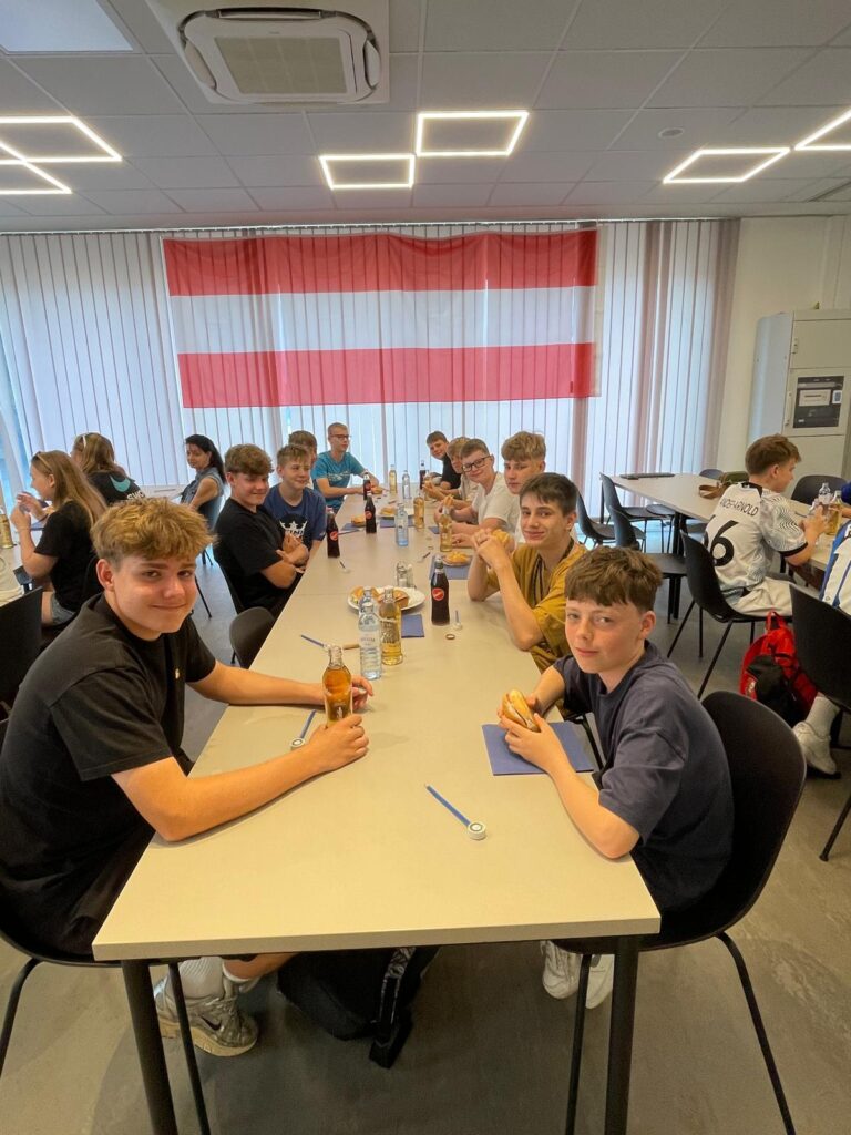 Schüler:innen bei einer Betriebsbesichtigung von Kraiburg Austria