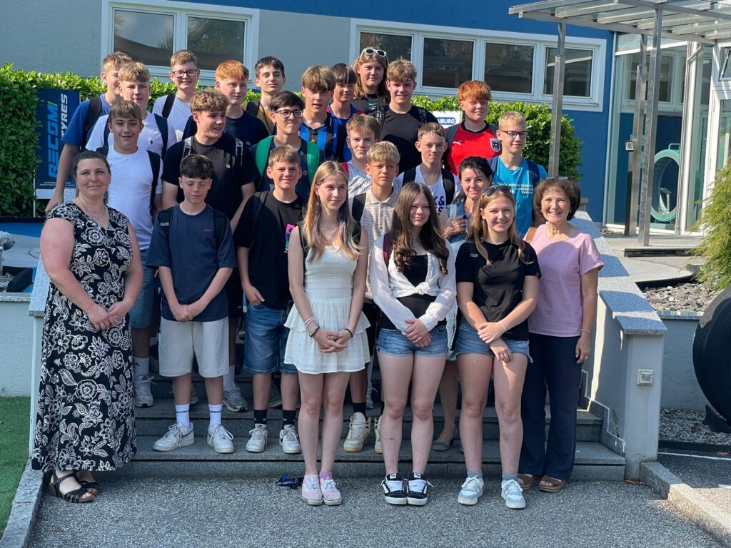 Schüler:innen bei einer Betriebsbesichtigung von Kraiburg Austria (Gruppenfoto 1)