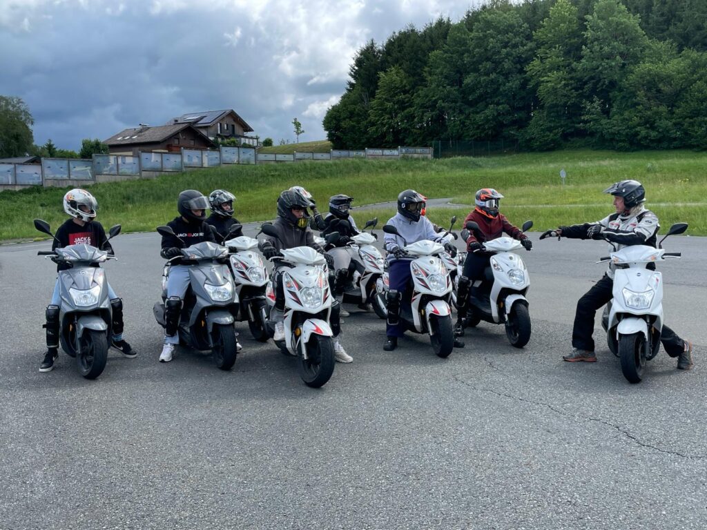 Die folgenden Fotos zeigen Schüler/innen der 4a und 4c auf Mopeds.