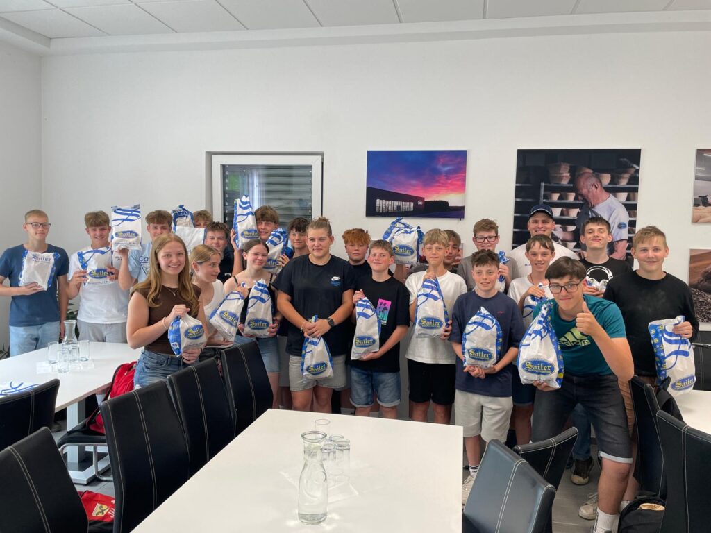 Klassenfoto der 4a
Die folgenden Fotos zeigen Schüler/innen der 4c beim Formen von Brötchen und Arbeiten in der Backstube.