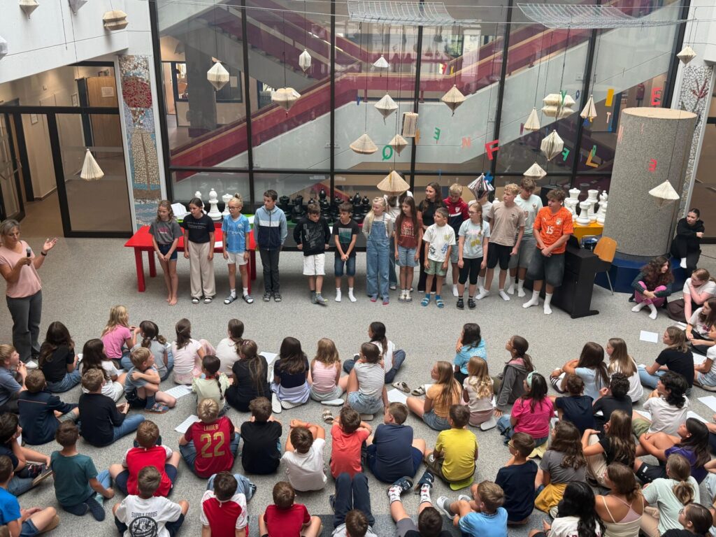 Schüler:innen und Lehrer:innen bei den Ehrungnen des Schuljahres 2025-26 (auch auf allen weiteren Fotos)